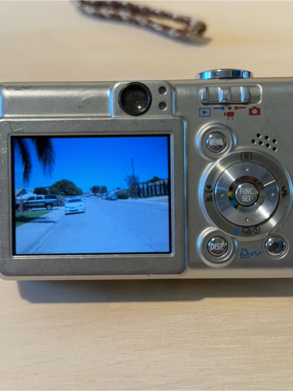 Canon PowerShot SD300 Digital Elph 4MP Camera Tested Good w/Charg-Bat-Card Read!